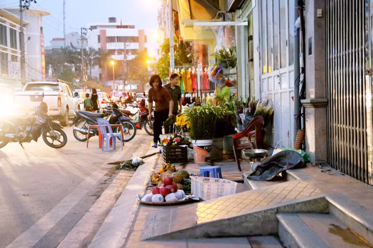 Dọc tuyến phố Tô Hiến Thành dẫn vào chợ Hạ Long II thuộc phường Trần Hưng Đạo, người dân vẫn vô tư sử dụng vỉa hè để kinh doanh, buôn bán.