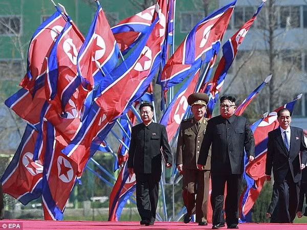 Nhà lãnh đạo Triều Tiên Kim Jong Un đi thị sát. (Nguồn: Reuters)