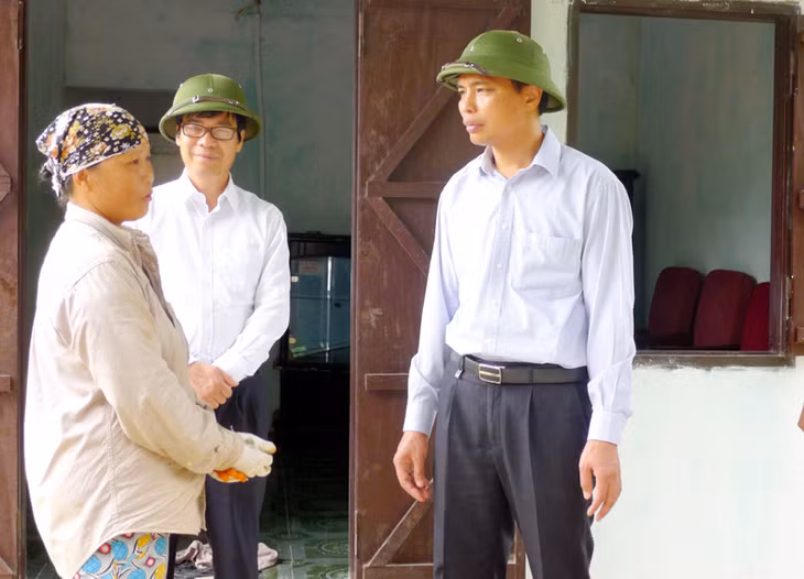 Đồngg chí Vũ Văn Diện, Phó Chủ tịch UBND tỉnh kiểm tra Đề án di dân tại thị trấn Ba Ché, huyện Ba Chẽ