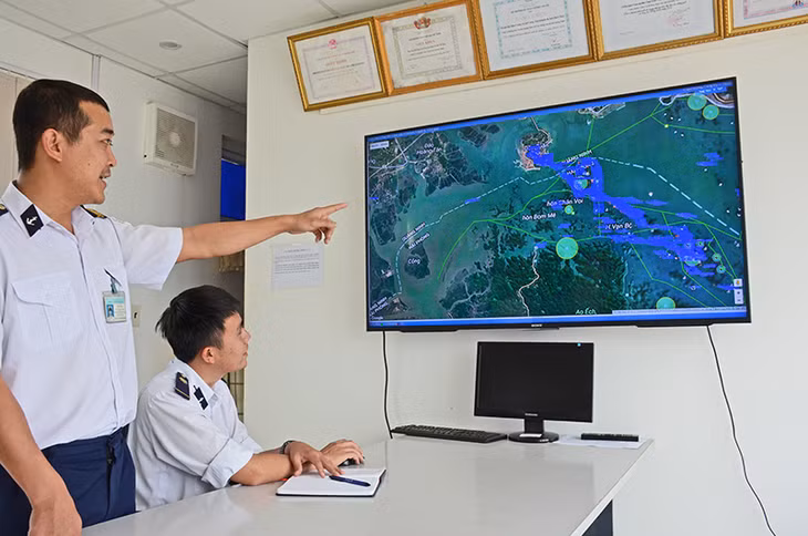 Cán bộ, nhân viên Cảng vụ Đường thuỷ nội địa Quảng Ninh giám sát các tàu du lịch thông qua hệ thống định vị vệ tinh GPS.
