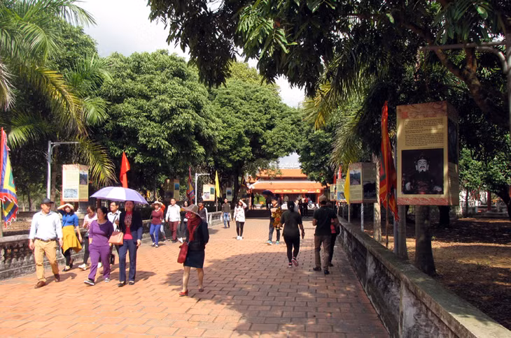 Du khách đến với đền An Sinh trong những ngày đầu xuân mới 2017.