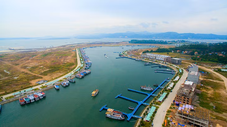 Cảng tàu khách quốc tế Tuần Châu, tổng diện tích hơn 200ha, chiều dài neo đậu hơn 10km, có sức chứa hơn 2.000 tàu, với đầy đủ các dịch vụ phụ trợ, đã góp phần tạo dựng thương hiệu du lịch Hạ Long.