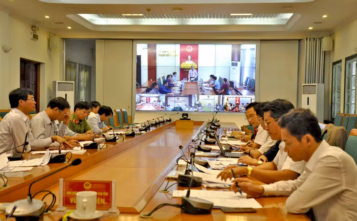 Đại biểu tham dự lắng nghe ý kiến của lãnh đạo UBND TP Hạ Long