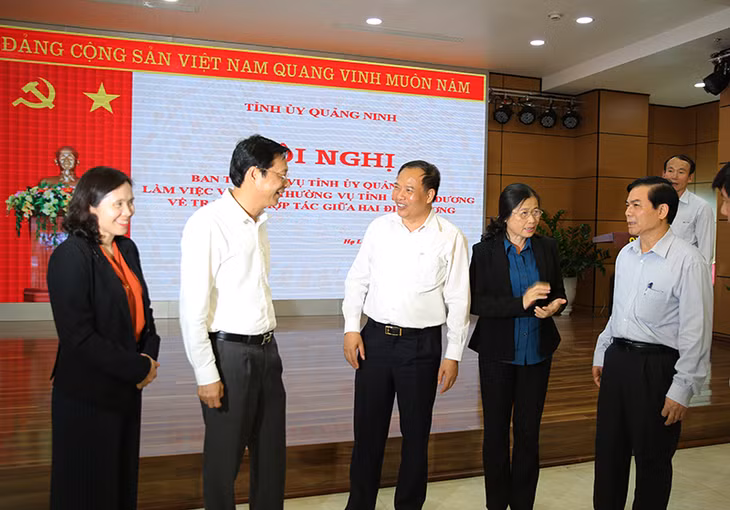 Các đồng chí lãnh đạo 2 tỉnh Quảng Ninh - Hải Dương trao đổi về một số nội dung trong công tác xây dựng Đảng, chính quyền, phát triển KT-XH. 