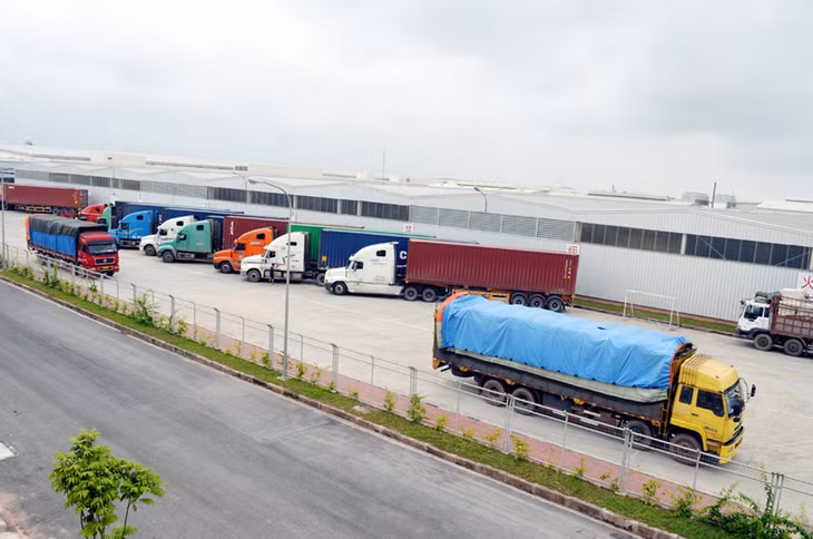 Xe hàng tấp nập vào, ra tại Công ty TNHH KHKT Texhong Ngân Long (TP Móng Cái) - doanh nghiệp FDI Trung Quốc.