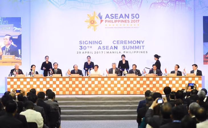 Các nhà lãnh đạo ASEAN ký tuyên bố chung về vai trò của nền công vụ. Ảnh: VGP/Quang Hiếu