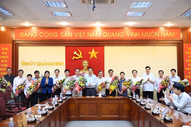 Các đồng chí thường trực tỉnh ủy tặng hoa chúc mừng các cán bộ đã hoàn thành nhiệm vụ.