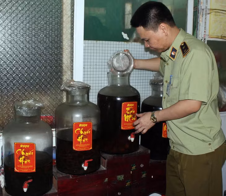 Đoàn liên ngành thị xã kiểm tra rượu tại nhà hàng Gà Mạch Hoạch, phường Minh Thành (ảnh Thùy Dương)