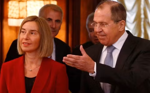 Cao ủy Liên minh châu Âu phụ trách chính sách an ninh và đối ngoại Federica Mogherini (trái) và Ngoại trưởng Nga Lavrov. Ảnh: Reuters