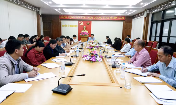 Ban Thường vụ Huyện uỷ Bình Liêu làm việc với xã Hoành Mô về công tác triển khai Chỉ thị 12 vào tháng 3-2017.