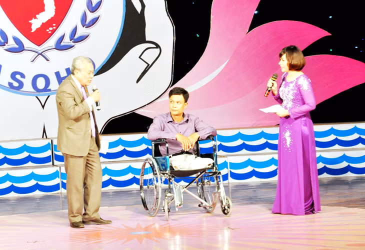 Giao lưu với anh Đinh Viết Quang (TP Hạ Long), một người tàn tật luôn nỗ lực vươn lên tại chương trình “Nối vòng tay nhân ái vì người khuyết tật và trẻ mồ côi” năm 2016.