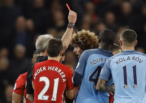Trọng tài rút thẻ đuổi Fellaini khi trận đấu sắp kết thúc. Ảnh: Reuters.