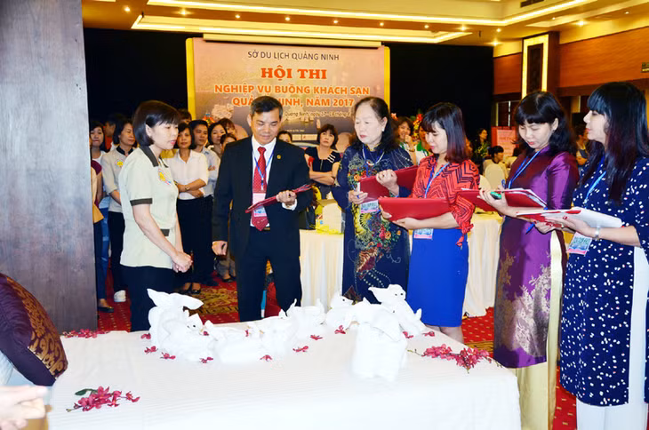 Ban giám khảo Hội thi nghiệp vụ buồng khách sạn Quảng Ninh 2017 nghe thuyết trình và chấm điểm tác phẩm dự thi ở khối khách sạn 3-5 sao của Khách sạn Mường Thanh Quảng Ninh. Ảnh: Tạ Quân