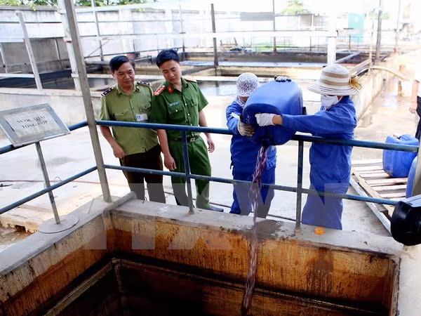 Rượu không rõ nguồn gốc xuất xứ được tiêu hủy tại Hưng Yên. (Ảnh: Phạm Kiên/TTXVN)