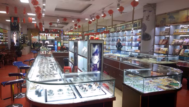 Các điểm thu hồi Quyết định công nhận điểm mua sắm đạt tiêu chuẩn phục vụ khách du lịch nhưng vẫn mở cửa bày bán hàng cho khách trên địa bàn có nhu cầu vào mua.