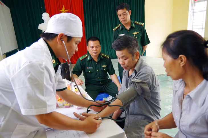 Thượng uý quân y Lương Anh Tuấn khám bệnh cho người dân bản Mốc 13, xã Quảng Đức.