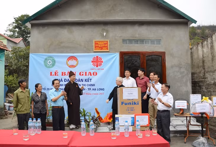 Bàn giao nhà Đại đoàn kết cho hộ nghèo