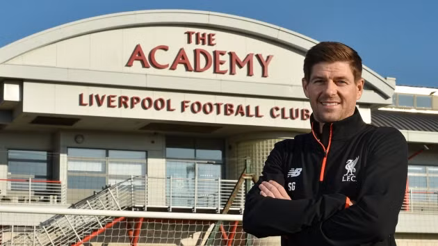  Gerrard sẽ gắn bó với Liverpool lâu hơn nữa. Ảnh: Goal.