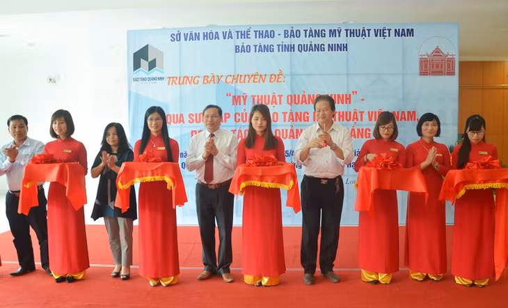 Đại biểu cắt băng khai mạc không gian trưng bày. 
