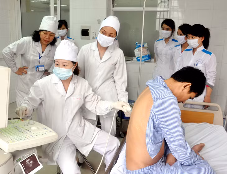 Hút thuốc lá là một trong những nguyên nhân gây các bệnh về phổi. Trong ảnh: Kiểm tra dịch trong phổi cho bệnh nhân tại Bệnh viện Lao và Phổi Quảng Ninh.