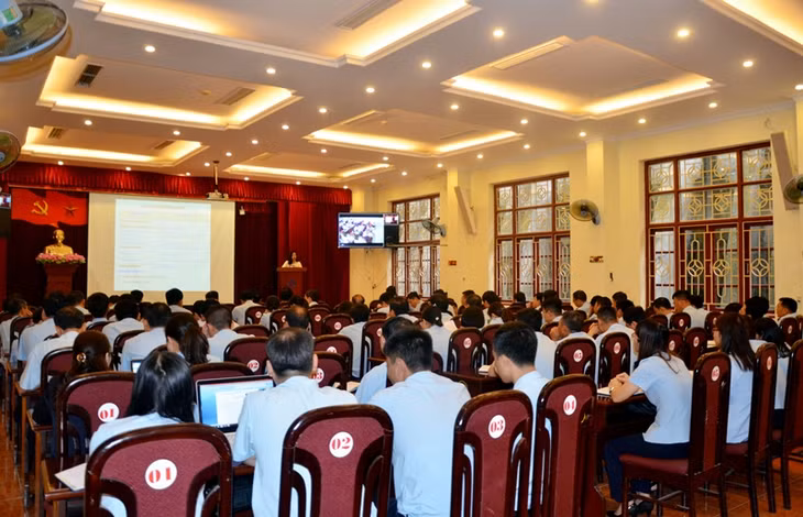 Quang cảnh buổi tập huấn tại điểm cầu trụ sở Cục Hải quan tỉnh (TP Hạ Long)