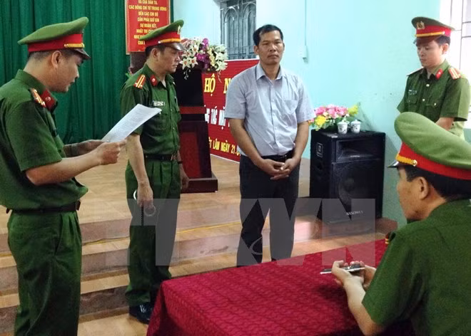 Cơ quan Cảnh sát điều tra-Công an tỉnh Hà Giang thi hành lệnh bắt tạm giam Vũ Mạnh Hoạch. (Ảnh: Nguyễn Lân-Hoàng Hiền/TTXVN)