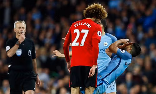 Fellaini trong tình huống húc đầu Aguero. Ảnh: AFP.