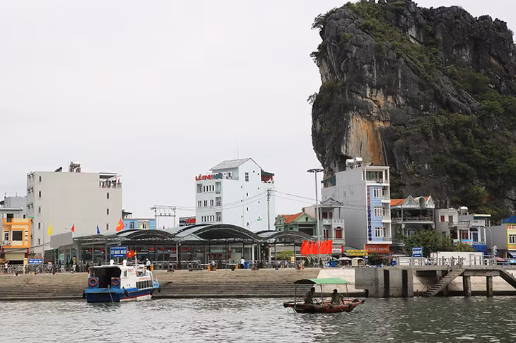 Cảng tàu khách Cái Rồng đã thông thoáng trở lại sau khi Vân Đồn tổ chức sắp xếp lại vị trí neo đậu.