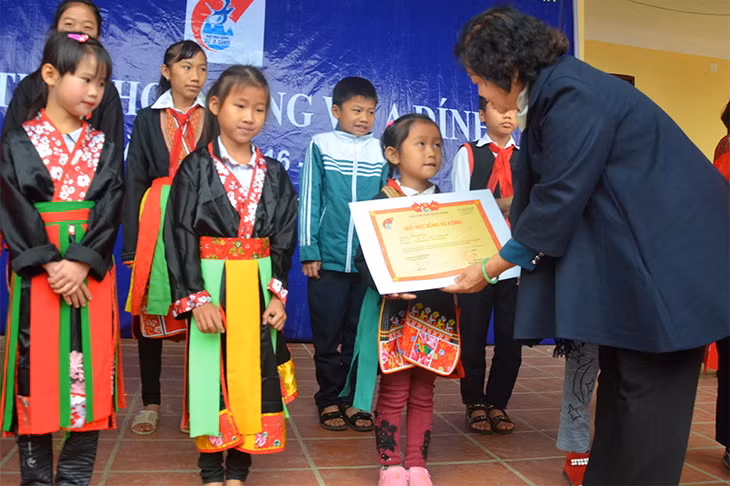 Nguyên Phó Chủ tịch nước Trương Mỹ Hoa tặng học bổng Vừ A Dính cho học sinh nghèo vượt khó ở huyện Hoành Bồ.