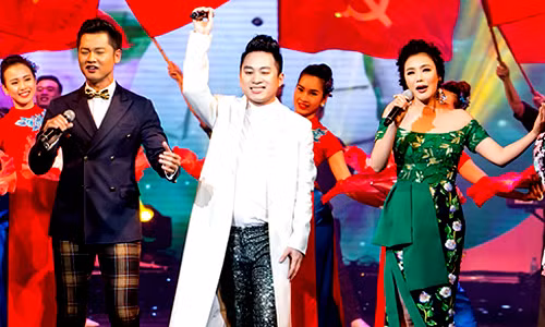 Tùng Dương (áo trắng) xuất hiện vào đoạn cuối của ca khúc kết thúc chương trình. Đêm nhạc do Sở Văn hóa, Thể thao Hà Nội cố vấn thực hiện.