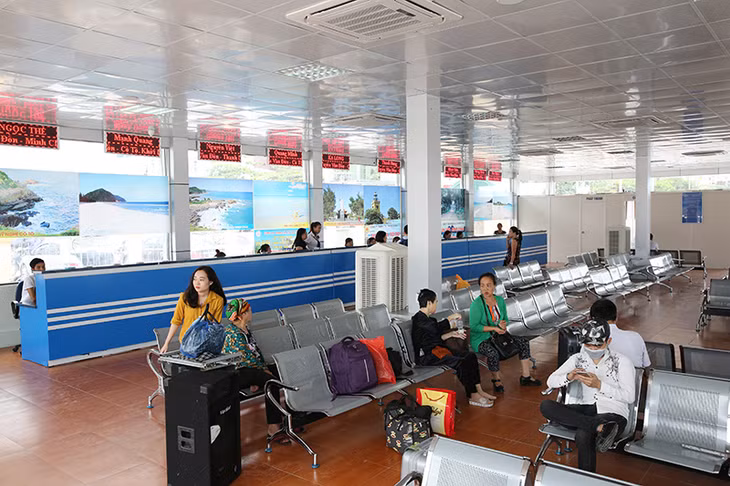 Để phục hành khách ra các tuyến đảo, đơn vị quản lý bến đã thực hiện đầu tư nhà chờ mới, khang trang, hiện đại, giảm bớt sự quá tải tại cảng Cái Rồng cũ, đáp ứng nhu cầu đi lại của nhân dân và du khách đến với các tuyến đảo, góp phần nâng cao chất lượng dịch vụ du lịch.
