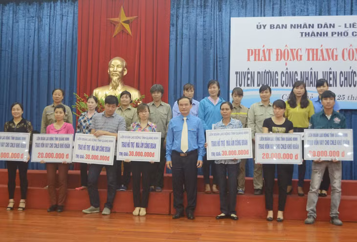 Lãnh đạo LĐLĐ tỉnh trao hõ trợ cho CNVCLĐ