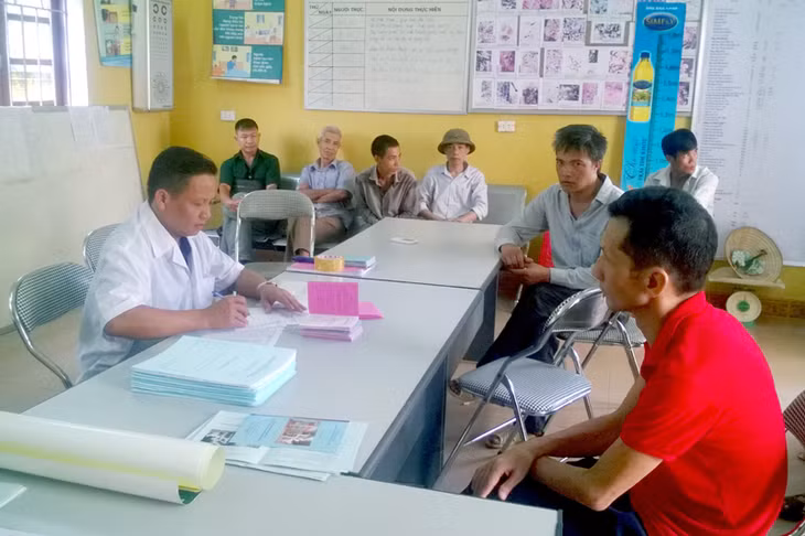 Bác sĩ Bệnh viện Bảo vệ sức khoẻ tâm thần Quảng Ninh khám, hướng dẫn sử dụng thuốc cho bệnh nhân trong cộng đồng, tại huyện Tiên Yên.