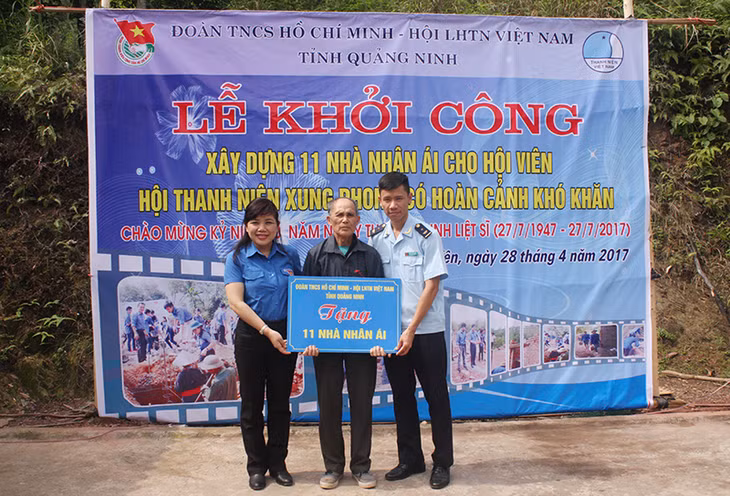 Ông Phạm Quang Long, dân công hỏa tuyến tại bản Buông, xã Hà Lâu, huyện Tiên Yên đại diện 11 hộ gia đình được giúp đỡ xây nhà nhận kinh phí hỗ trợ.