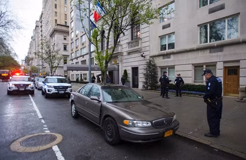 Phương tiện khả nghi xuất hiện bên ngoài tòa nhà Lãnh sự quán Pháp ở New York, Mỹ. Ảnh: NY Daily News.