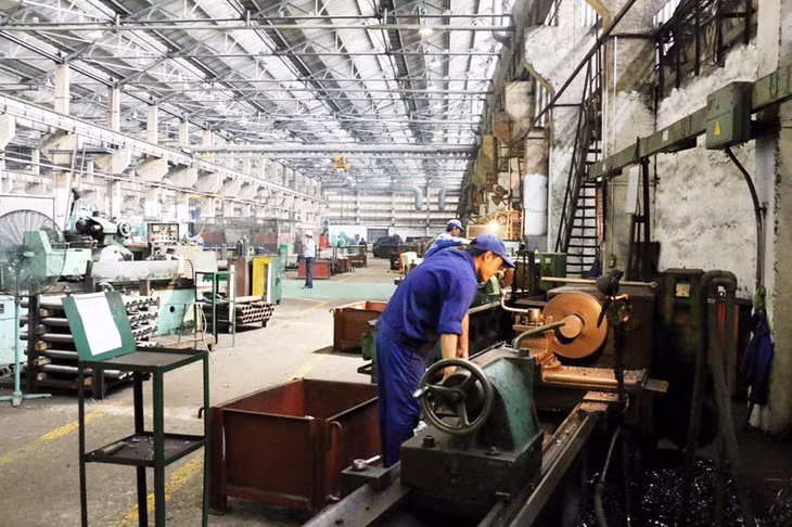 Công nhân Phân xưởng cơ khí 2, Công ty CP Chế tạo máy Vinacomin gia công các chi tiết của cột chống thủy lực.