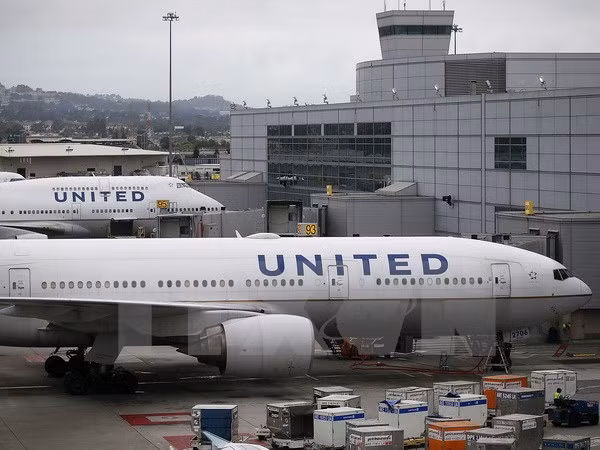 Máy bay của Hãng hàng không United Airlines tại sân bay quốc tế San Francisco, bang California. (Ảnh: AFP/TTXVN)