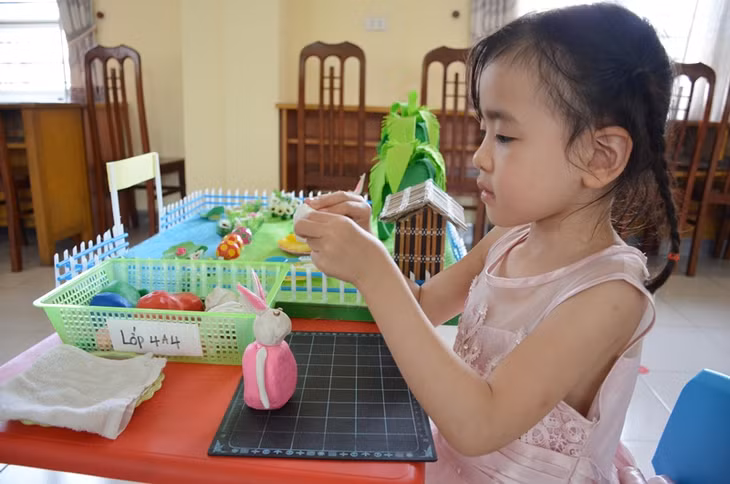 Bé tạo hình con thỏ sinh động từ đất nặn