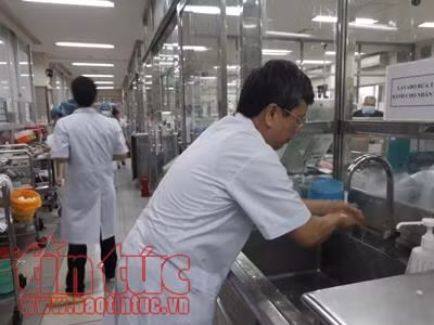 Rửa tay thường xuyên là một biện pháp phòng bệnh đơn giản và hiệu quả.
