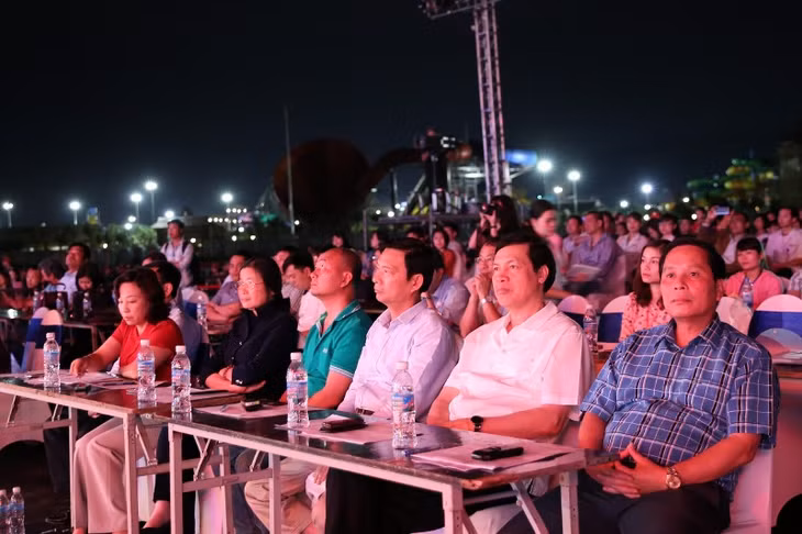 Các đồng chí lãnh đạo Tỉnh và Thành phố Hạ Long có mặt theo dõi buổi tổng duyệt.