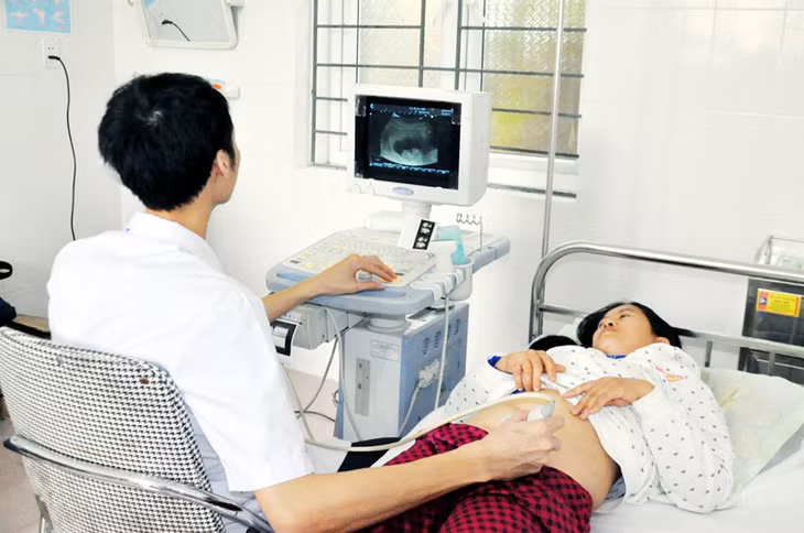 Bệnh viện Bãi Cháy mang theo máy siêu âm, nội soi tai mũi họng phục vụ người dân.