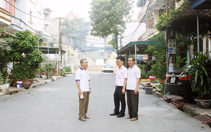 Cán bộ khu khố 6, phường Bãi Cháy (TP Hạ Long) cùng đảng viên 76 khu phố trao đổi về công tác tuyên truyền, vận động nhân dân giữ gìn vệ sinh môi trường.