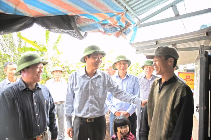 Đồng chí Bí thư trò chuyện cùng người dân