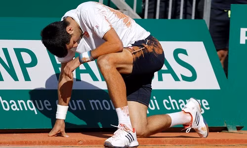 Djokovic bị ngã ở đầu set hai. Ảnh: Reuters.
