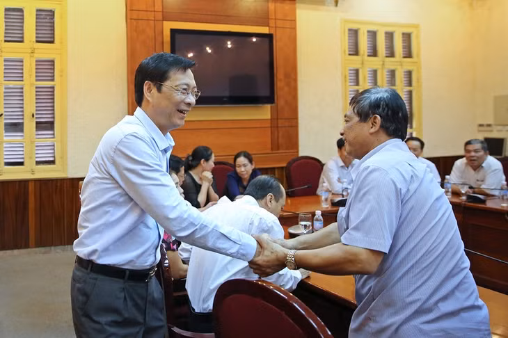 Đồng chí Bí thư Tỉnh ủy trò chuyện cùng với các cán bộ đã nghỉ hưu.