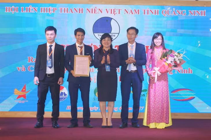 Đồng chí Nguyễn Thị Thu Hà, Bí thư Tỉnh Đoàn, Chủ tịch Hội LHTN tỉnh trao quyết định thành lập câu lạc bộ Đầu tư - Khởi nghiệp Quảng Ninh cho Ban chủ nhiệm câu lạc bộ.