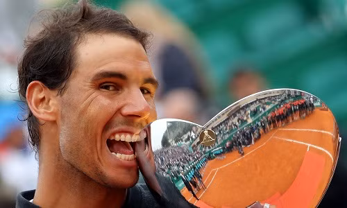 Nadal cùng chiếc Cup vô địch Monte Carlo lần thứ 10. Ảnh: Reuters.