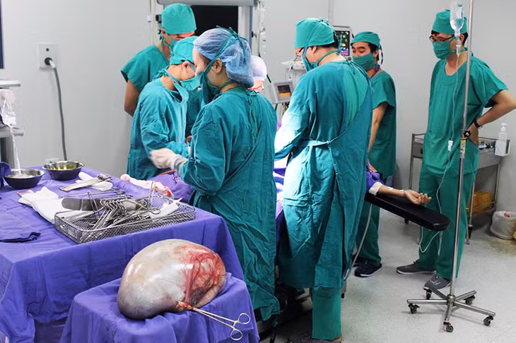 Phẫu thuật thành công khối u nang buồng trứng nặng hơn 6kg