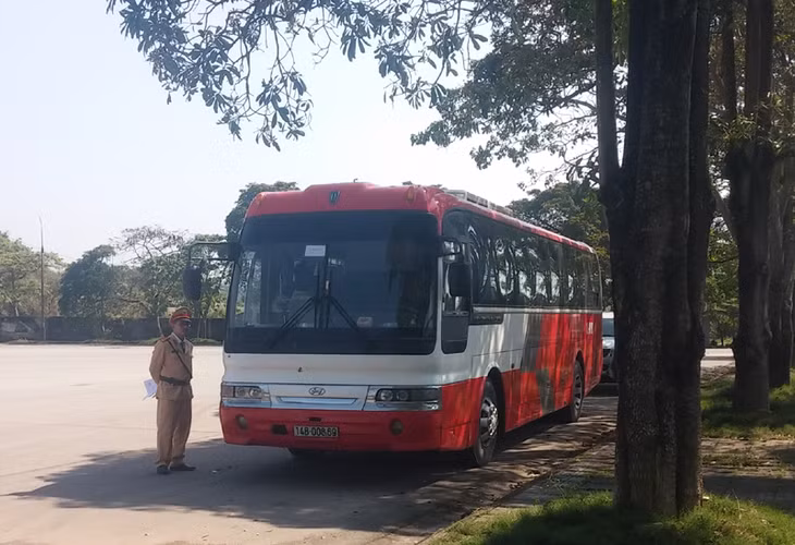 Xe khách vận chuyển 38 khách Trung Quốc được lực lượng chức năng tạm dừng để kiểm tra, xử lý.