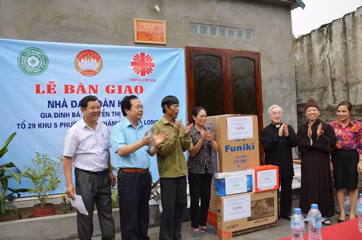Các ban, ngành, đoàn thể tặng quà là vật dụng gia đình cho gia đình bà Chính